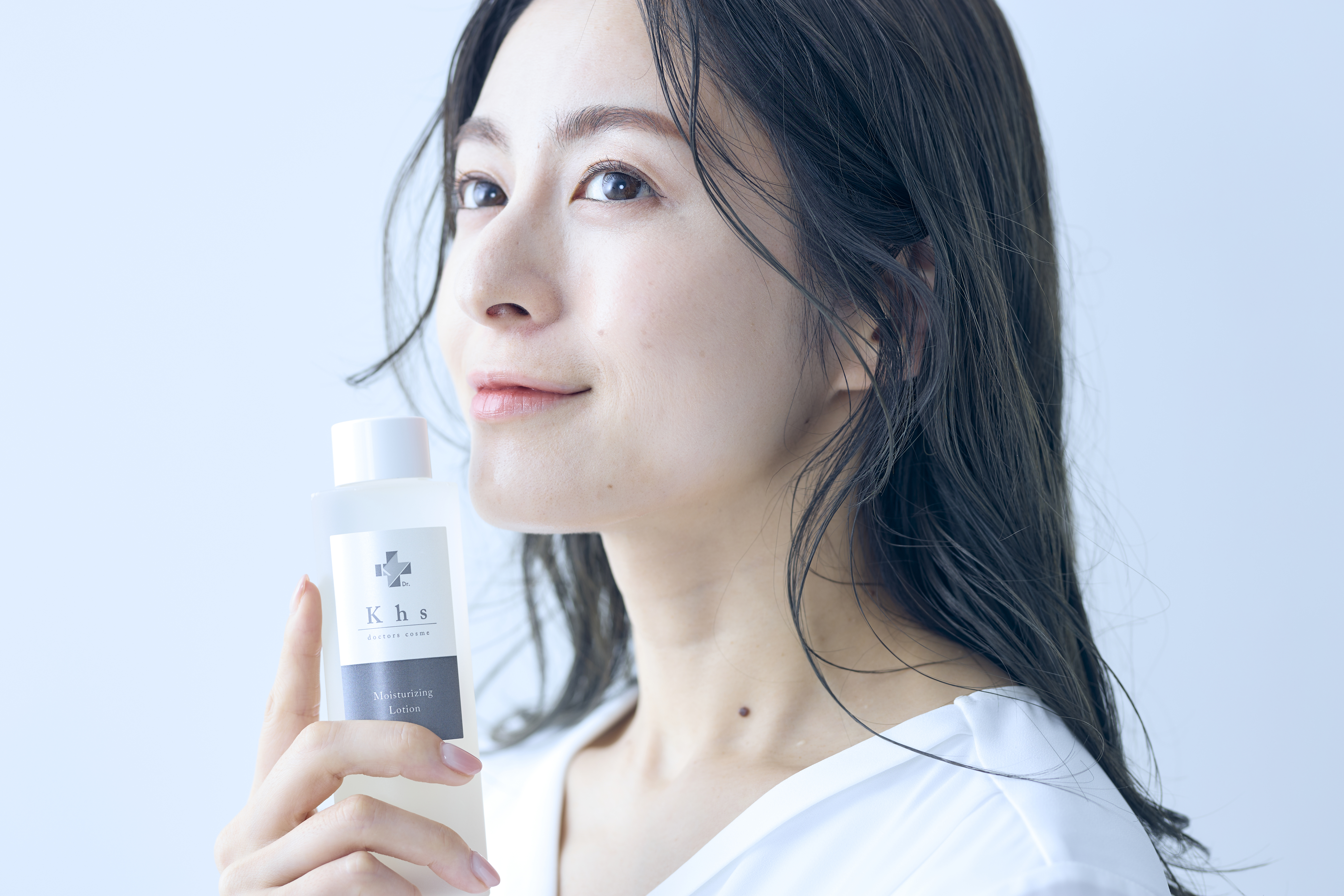 製品を持つ女性の画像